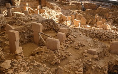 Zamanın başlangıcı. Türkiye'de Göbekli Tepe antik sitesi. Göbekli Tepe, Unesco Dünya Mirası listesine alınmıştır. Dünyanın En Eski Tapınağı. Neolitik kazılar. Çömlekçilik Öncesi Neolitik.