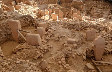 Zamanın başlangıcı. Türkiye'de Göbekli Tepe antik sitesi. Göbekli Tepe, Unesco Dünya Mirası listesine alınmıştır. Dünyanın En Eski Tapınağı. Neolitik kazılar. Çömlekçilik Öncesi Neolitik.