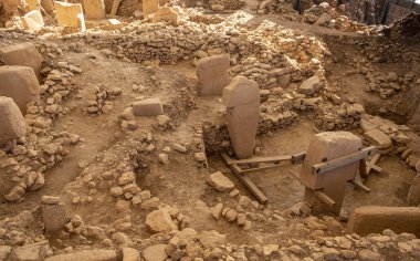 Zamanın başlangıcı. Türkiye'de Göbekli Tepe antik sitesi. Göbekli Tepe, Unesco Dünya Mirası listesine alınmıştır. Dünyanın En Eski Tapınağı. Neolitik kazılar. Çömlekçilik Öncesi Neolitik.