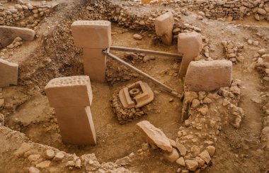 Zamanın başlangıcı. Türkiye'de Göbekli Tepe antik sitesi. Göbekli Tepe, Unesco Dünya Mirası listesine alınmıştır. Dünyanın En Eski Tapınağı. Neolitik kazılar. Çömlekçilik Öncesi Neolitik.