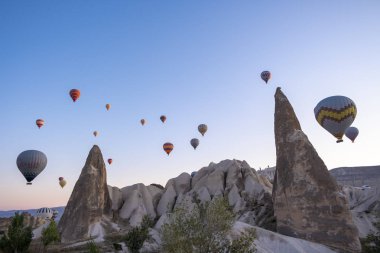 Goreme, Kapadokya / Türkiye - 29 Eylül 2019: Kapadokya 'nın ünlü sıcak hava balonları başka bir sabah uçuşu için havalandı; Kapadokya, Türkiye