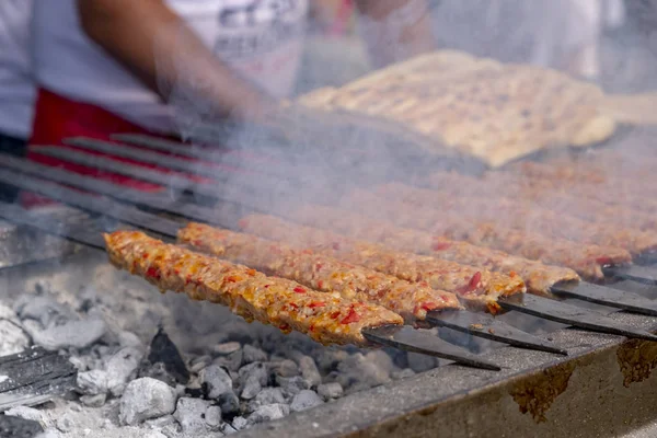 Hagyományos Török Adana Kebab Vagy Kebap Grillen Nyársakkal Étteremben Vacsorára — Stock Fotó