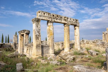 Pamukkale'de Roma Şehri Hierapolis'in eski antik kalıntıları
