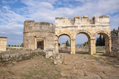 Hierapolis antik şehir kalıntıları, Kuzey Roma Kapısı, Pamukkale, Denizli, Türkiye