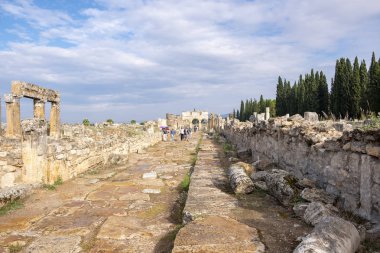 Türkiye, 09 / 25 / 2019: Roma 'nın başkenti Hierapolis' in (Kutsal Şehir) ana caddesi olan Frontinus Caddesi 'ndeki Tuvalet, kalıntıları Pamukkale yakınlarında yer alan antik Phrygia' daki kaplıcalarda yer alıyor.