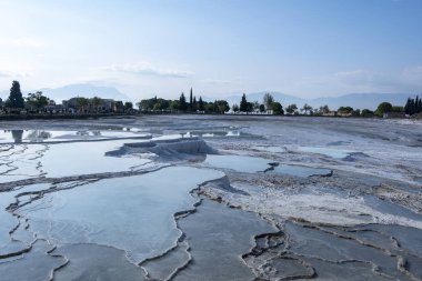 Pamukkale 'deki doğal travertin havuzları ve terasları. Türkiye 'nin güneybatısındaki pamuk kale,