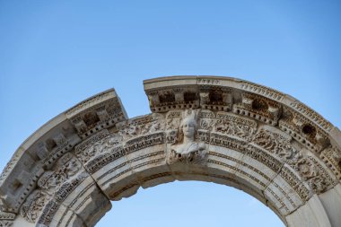 Efes 'in tarihi antik kentinde, Selcuk, İzmir, Türkiye' de mermer kabartmalar. Medusa 'nın Acanthus yaprakları süslemeleri, Hadrian Tapınağı' nın Detayları.