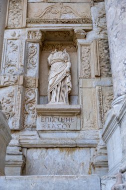 Efes Türkiye 'deki Celsus kütüphanesinin dış cephesinde Bilgi Heykeli
