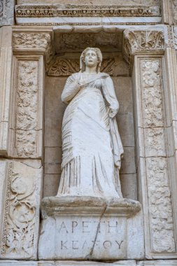 Türkiye 'nin antik Yunan-Roma kenti Efes' teki Celsus Kütüphanesi 'nde Erdem Arete' nin bir heykeli