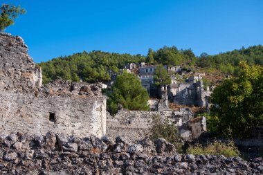 Terk edilmiş Yunan köyü Kayaköy, Fethiye, Türkiye. Hayalet Şehir Kayaköy.