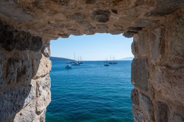 Bodrum Şatosu Türkiye 'nin görüntüsü. Bodrum Şatosu veya Türkiye 'nin Ege kıyısındaki Bodrum' daki Aziz Peter Kalesi
