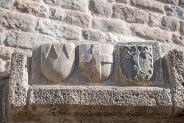 Bodrum Kalesi 'nde Şövalye Sembolleri. Bodrum, Türkiye 'deki St. Peters şatosu. Xv yüzyılda inşa edilen şato şimdi Yeraltı Arkeolojisi Müzesi 'ne ev sahipliği yapıyor.