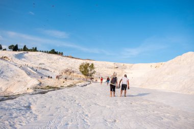 Pamukkale, Denizli, Türkiye 24 Eylül 2019: Pamukkale travertine 'nin turistlerin en sevdiği yerler. 