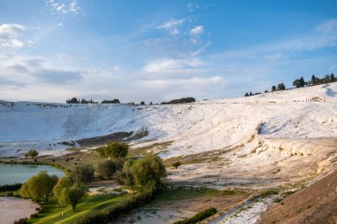 Pamukkale termal suları ve beyaz kayalar. Pamukkale anlamına gelen Pamukkale Denizli, Türkiye 'de güzel bir manzara.