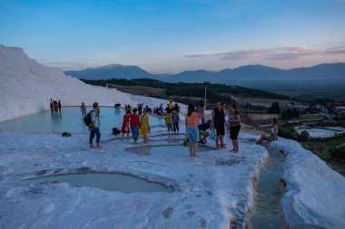 Pamukkale, Denizli, Türkiye 24 Eylül 2019: Pamukkale travertine 'nin turistlerin en sevdiği yerler. 