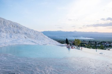 Pamukkale, Denizli, Türkiye 24 Eylül 2019: Pamukkale travertine 'nin turistlerin en sevdiği yerler. 