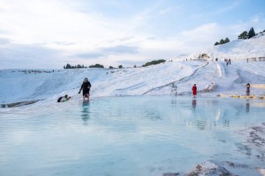 Pamukkale, Denizli, Türkiye 24 Eylül 2019: Pamukkale travertine 'nin turistlerin en sevdiği yerler. 