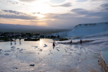 Pamukkale, Denizli, Türkiye 24 Eylül 2019: Pamukkale travertine 'nin turistlerin en sevdiği yerler. 