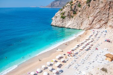 Antalya, Türkiye. 29 Eylül 2019 'da Türkiye' nin Antalya kentinde yer alan Kaputas Sahili, gök mavisi sular ve altın kumlarla ünlüdür..
