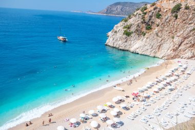 Antalya, Türkiye. 29 Eylül 2019 'da Türkiye' nin Antalya kentinde yer alan Kaputas Sahili, gök mavisi sular ve altın kumlarla ünlüdür..