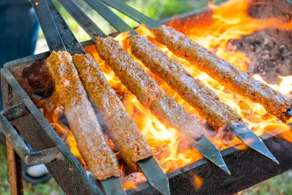 Traditionele Turkse Adana Kebap Grill Met Spiesjes Voor Het Diner — Stockfoto