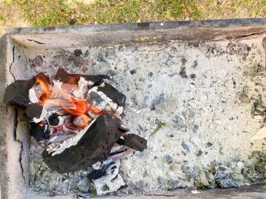 Yakın ve seçici odak noktası alev kırmızısı kömür..