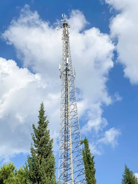 基地局または基地局のトランシーバ駅 通信塔だ 無線通信アンテナ送信機 4Gおよび5Gセルサイト青と曇りの空 ストック画像
