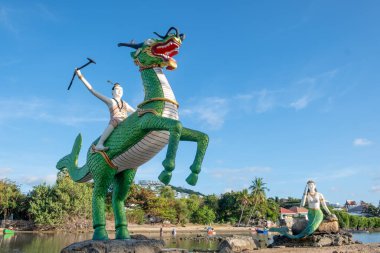 Tayland, Koh Samui 'deki Büyük Buda tapınağındaki karakter heykelleri..