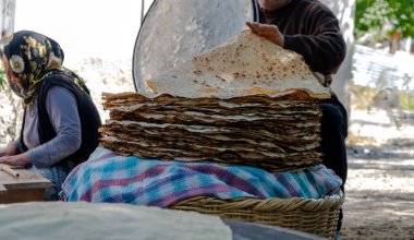 Geleneksel Türk ekmeği, ayrıca yufka ekmek olarak da bilinir. Geleneksel Türkçe yufka ekmek, tandir pita ekmek geçmişi.