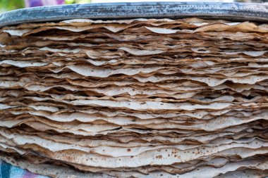 Geleneksel Türk ekmeği, ayrıca yufka ekmek olarak da bilinir. Geleneksel Türkçe yufka ekmek, tandir pita ekmek geçmişi.