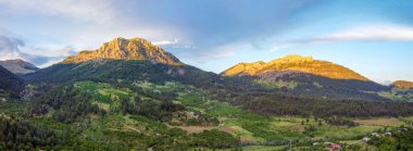 Muhteşem doğada küçük bir köyün kuş bakışı görüntüsü. Köyün insansız hava aracı görüntüsü.