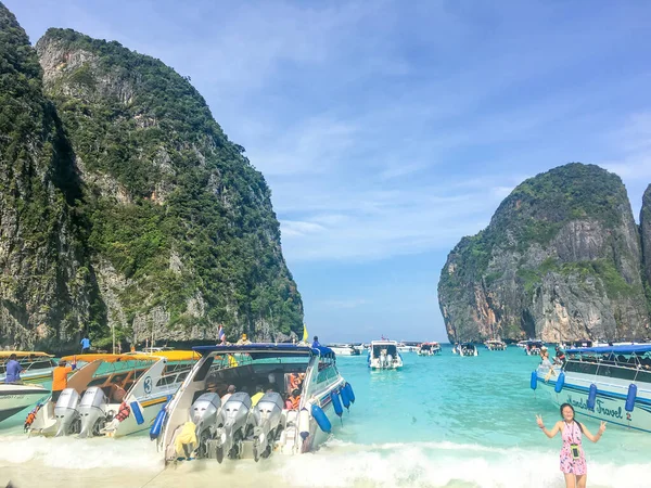 Maya Bay Phuket Tajlandia Grudzień 2015 Tłumy Odwiedzających Cieszą Się — Zdjęcie stockowe