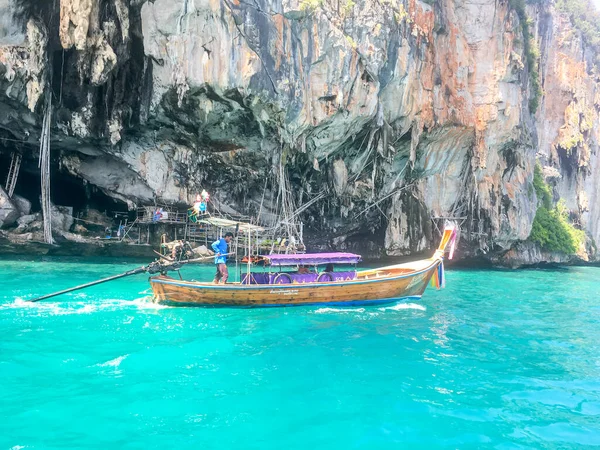 Krabi Tajlandia Styczeń 2017 Longtails Phi Phi Islands Zakotwiczona Łódź — Zdjęcie stockowe