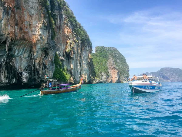 Krabi Tajlandia Styczeń 2017 Longtails Phi Phi Islands Zakotwiczona Łódź — Zdjęcie stockowe