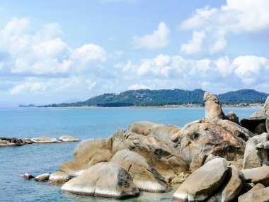 Büyükbaba ve anne kayası ya da Hin Ta-Hin Yai, Koh Samui. Hin Ta-Hin Yai adanın başka bir ünlü turistik mekanıdır. Erkek ve dişi cinsiyet sembolleri şeklinde doğal bir taş.