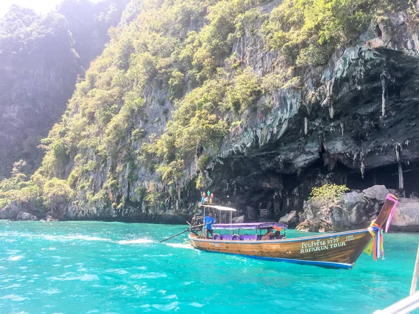 Krabi Tajlandia Styczeń 2017 Longtails Phi Phi Islands Zakotwiczona Łódź — Zdjęcie stockowe