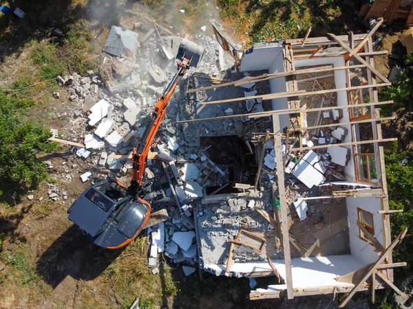 Destroying Old House Using Bucket Excavator Village Demolish Destruction Old — Stock Photo, Image