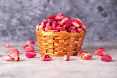 Taze fıstıklar daldan küçük bir sepetin içinde toplandı..