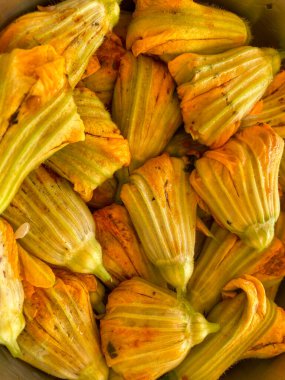 Doldurulmuş kabak çiçekleri, kabak çiçekleri. Pirinç, domates ve bitkiyle doldurulmuş Türk lezzeti.