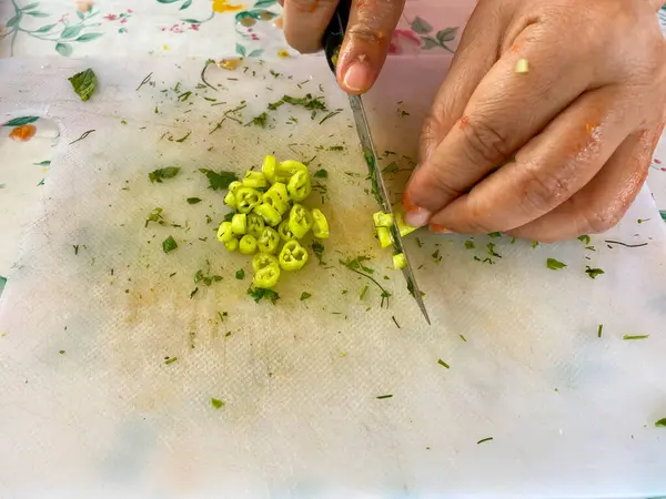 Mujer Picando Pimientos Verdes Para Hacer Ensalada —  Fotos de Stock