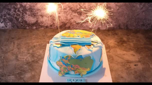 Kue Ulang Tahun Dengan Kembang Api Latar Belakang Hitam Pandangan — Stok Video