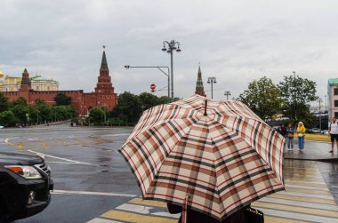 Rusya 'yı gezen ve Moskova' yı keşfeden bir turist