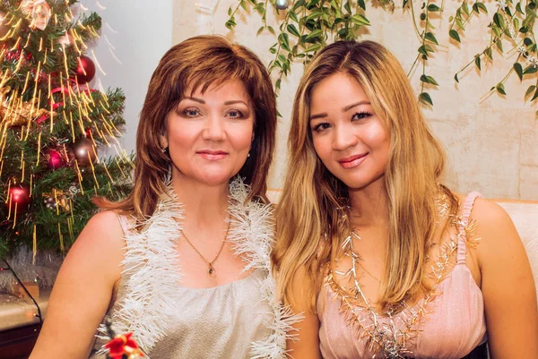 Anne ve kızı yeni yıl arifesinde evde.