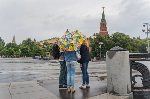 Rainy Day Moscow Three People Umbrella Moscow City Centre — Stock Photo, Image