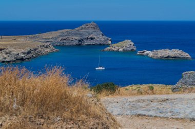 Lindos mavi koyunda bir tekne (Rodos, Yunanistan)