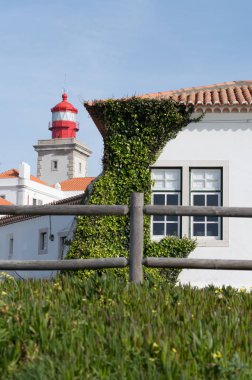 Sevimli küçük bir ev ve Cape Roca bir deniz feneri
