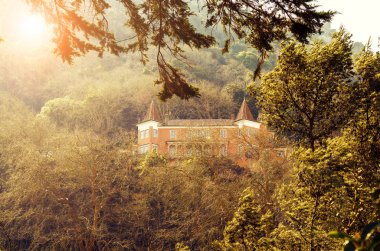 Sintra güzel bir ortaçağ konak ve orman (Lizbon, Portekiz)