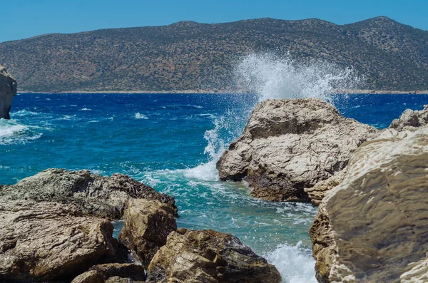 Κύμα Που Πέφτει Πάνω Βράχο Μια Καλοκαιρινή Μέρα — Φωτογραφία Αρχείου