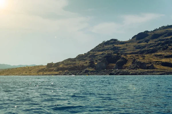 Lardos'ta bir dağ ve mavi deniz (Rodos, Yunanistan)