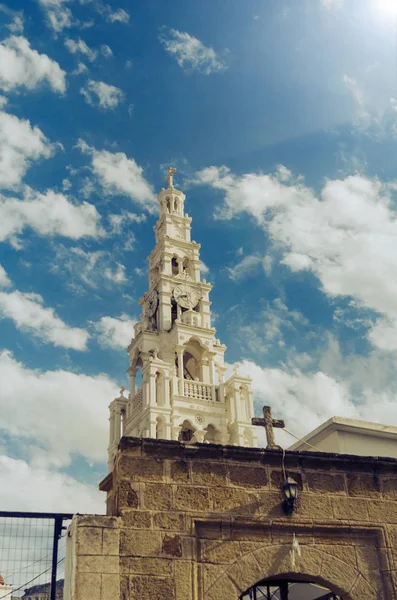 Eine Schöne Weiße Kirche Mit Glockenturm Archangelos Rhodos Griechenland — Stockfoto